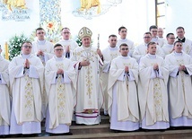 ▲	Nowi księża z biskupem ordynariuszem.