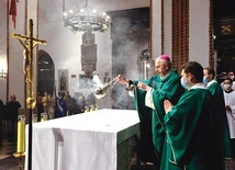 ▲	Na zakończenie Eucharystii metropolita poznański modlił się o obfite owoce nadchodzącej beatyfikacji kardynała.