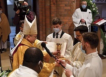 ▲	Biskup przekazuje neobrezbiterowi patenę z chlebem oraz kielich z winem i wodą.