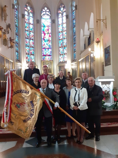 Na sztandarze widnieją symbole Akcji Katolickiej oraz wizerunek św. Katarzyny Aleksandryjskiej.