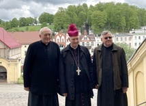 Jubilaci wraz z bp. Ignacym przed wambierzycką bazyliką.
