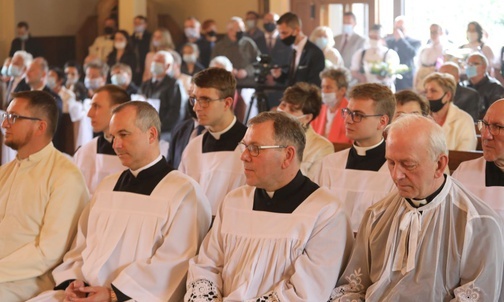 W prymicyjnej Msyz św. uczestniczyli liczni kapłani; (od prawej) m.in. dziekan ks. kan. Marian Brańka, były proboszcz w Markowicach ks. Stanisław Wójcik i wicerektor ks. dr Sławomir Kołata.