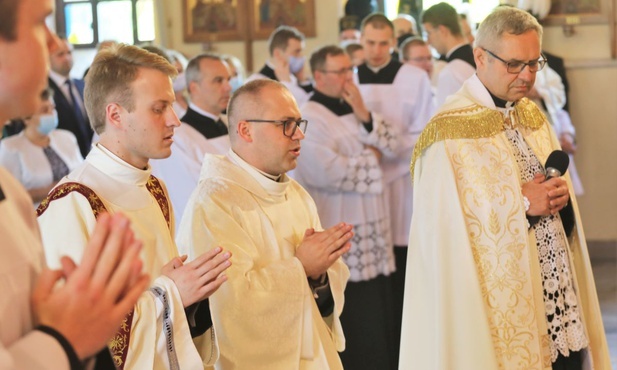 Do ołtarza w marklowickim kościele przyprowadził ks. Pawła Stawarczyka proboszcz ks. Bogdan Biel.