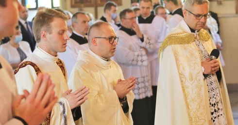 Do ołtarza w marklowickim kościele przyprowadził ks. Pawła Stawarczyka proboszcz ks. Bogdan Biel.