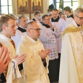 Do ołtarza w marklowickim kościele przyprowadził ks. Pawła Stawarczyka proboszcz ks. Bogdan Biel.