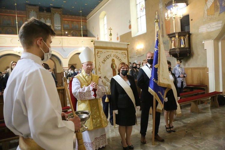 Sztandar AK w Zbylitowskiej Górze