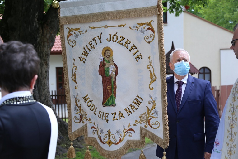 Sztandar AK w Zbylitowskiej Górze