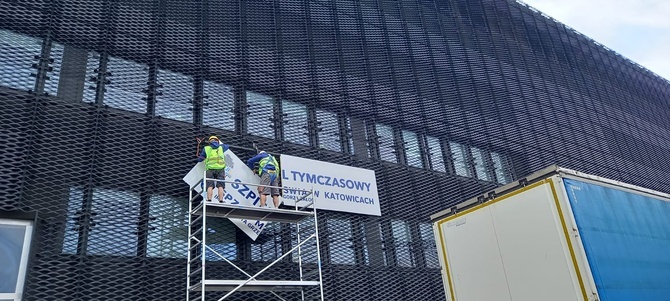 Katowice. Demontaż szpitala tymczasowego w Międzynarodowym Centrum Kongresowym