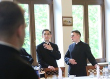 Wręczenie aplikat na pierwsze parafie