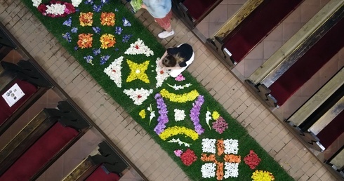 Dywan z kwiatów w parafii pw. św. Wojciecha w Koszalinie