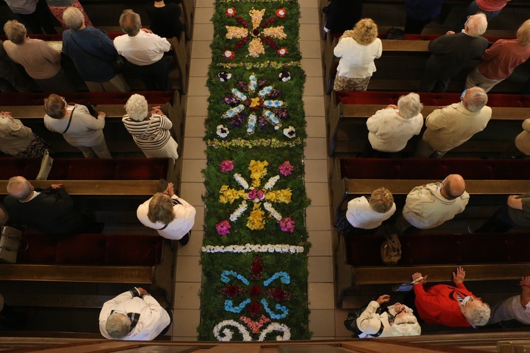 Boże Ciało 2021 w parafii św. Jadwigi na Kozanowie - piękne dywany