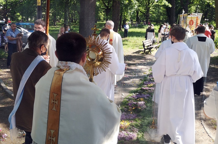 Boże Ciało 2021 w parafii św. Jadwigi na Kozanowie - piękne dywany