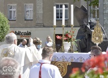 Pierwszy ołtarz od lat znajduje się przy pomniku św. Jana Pawła II przed katedrą.