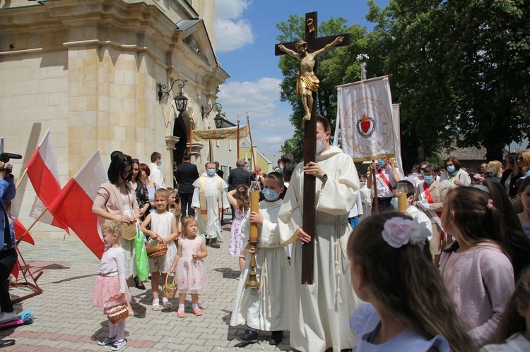 Tarnobrzeg. Procesja Bożego Ciała u ojców dominikanów