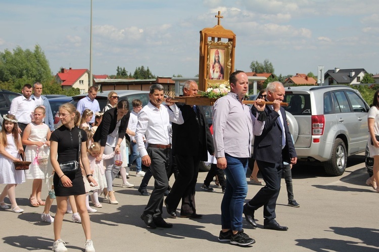 Tarnobrzeg. Procesja Bożego w parafii Miłosierdzia Bożego.