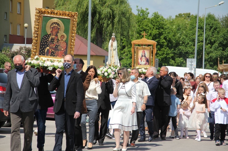 Tarnobrzeg. Procesja Bożego w parafii Miłosierdzia Bożego.