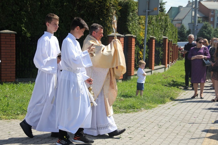 Tarnobrzeg. Procesja Bożego w parafii Miłosierdzia Bożego.