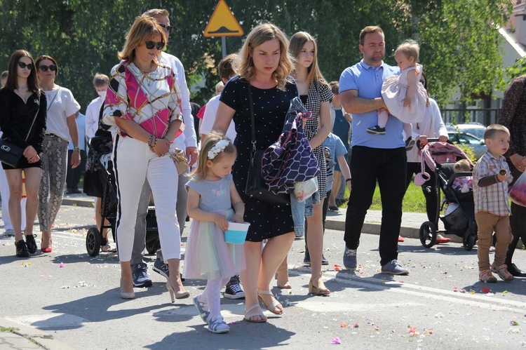 Tarnobrzeg. Procesja Bożego w parafii Miłosierdzia Bożego.