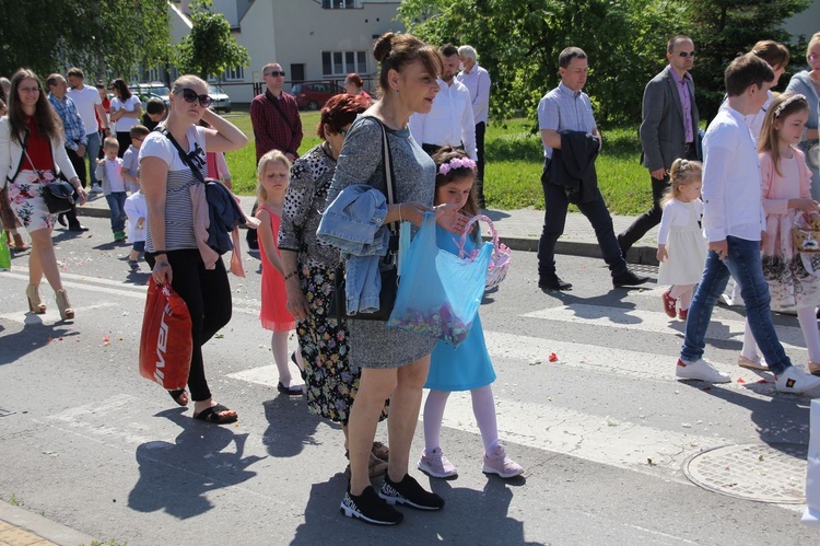 Tarnobrzeg. Procesja Bożego w parafii Miłosierdzia Bożego.