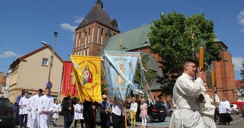Bp Włodarczyk: Procesja Bożego Ciała to synteza naszej wiary 