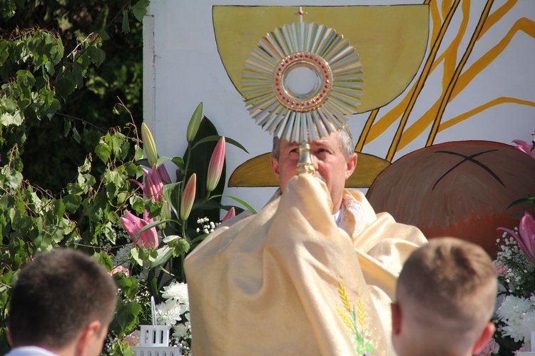 Tarnobrzeg. Procesja Bożego w parafii Miłosierdzia Bożego.