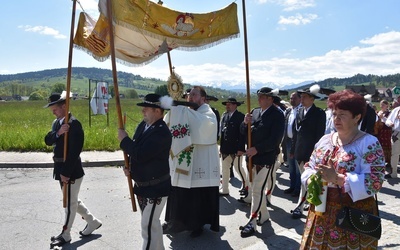 Podhale. Boże Ciało z widokiem na Giewont