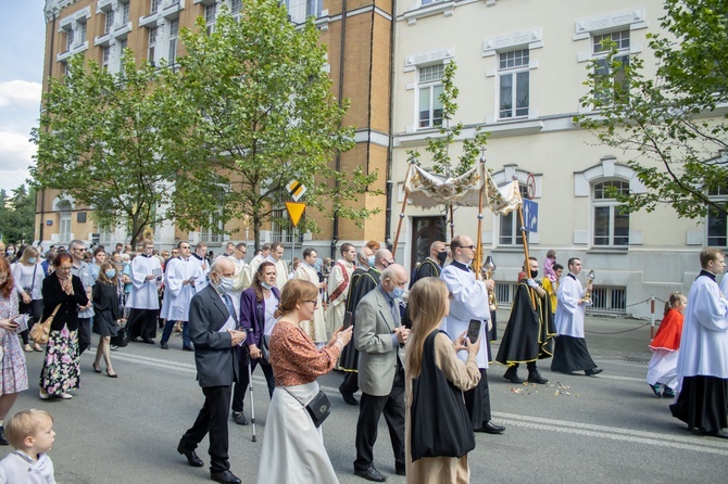 Dywan z kwiatów dla Jezusa