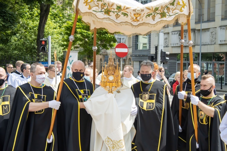 Dywan z kwiatów dla Jezusa