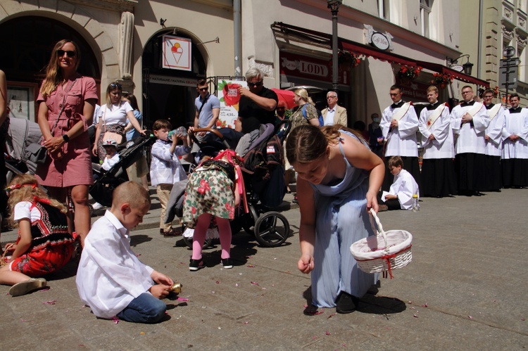 Boże Ciało 2021. Procesja z Wawelu na Rynek Główny