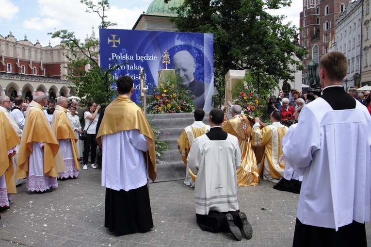 Boże Ciało 2021. Procesja z Wawelu na Rynek Główny