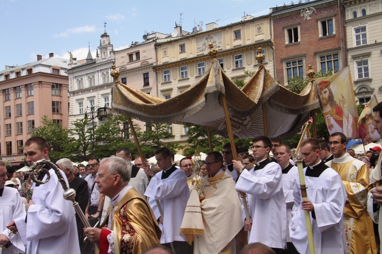 Boże Ciało 2021. Procesja z Wawelu na Rynek Główny