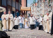 Procesja eucharystyczna przeszła ulicami Głównego Miasta.