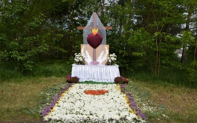 Jeden z ołtarzy w parafii Bełchów.