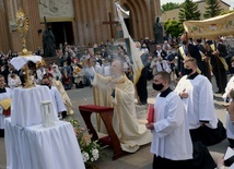 Publicznemu uwielbieniu Najświętszego Sakramentu przewodniczył bp Marek Solarczyk.