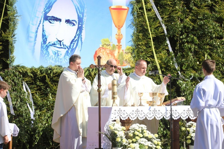 Koncelebrowana Msza św. polowa rozpoczęła świętowanie Bożego Ciała w Mazańcowicach.
