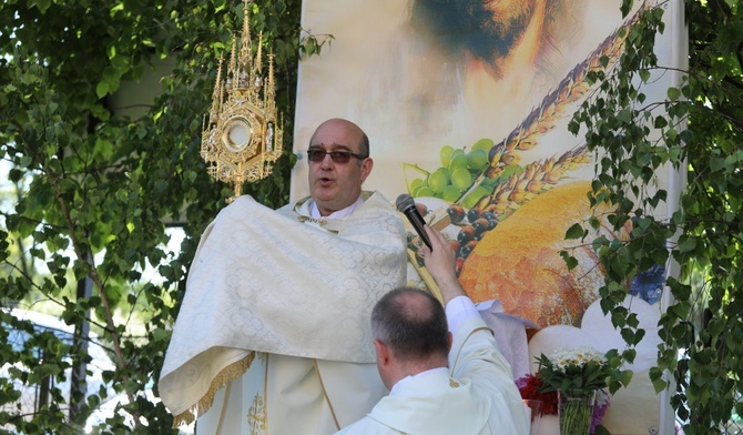 Błogosławieństwo eucharystyczne przy każdym ołtarzu poprzedziła modlitwa i odczytany fragment Ewangelii.