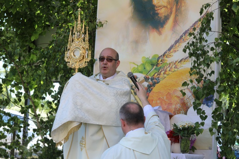 Błogosławieństwo eucharystyczne przy każdym ołtarzu poprzedziła modlitwa i odczytany fragment Ewangelii.