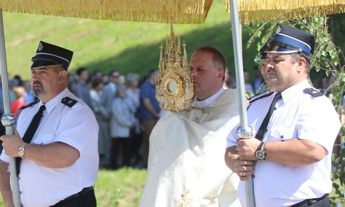 Pan Jezus w monstrancji w drodze do drugiego ołtarza.