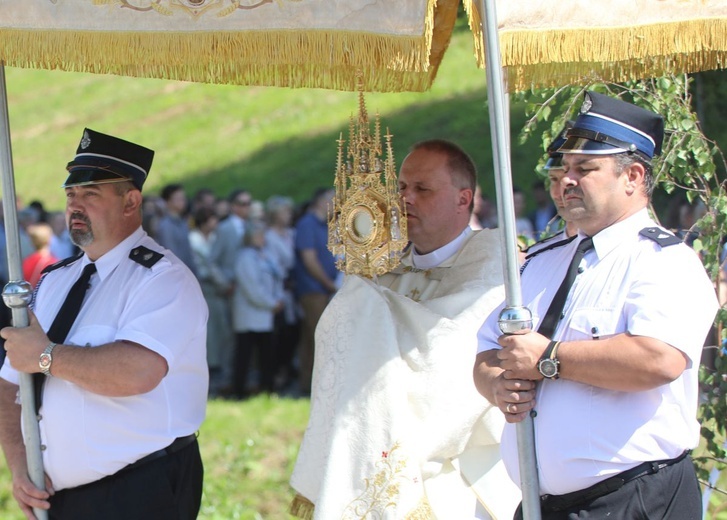 Pan Jezus w monstrancji w drodze do drugiego ołtarza.