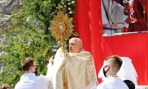 Najświętszy Sakrament przy ołtarzu przygotowanym przez Odnowę w Duchu Świętym.
