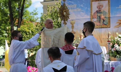 Najświętszy Sakrament przy ołatrzu przygotowanym przez starostwo powiatowe.