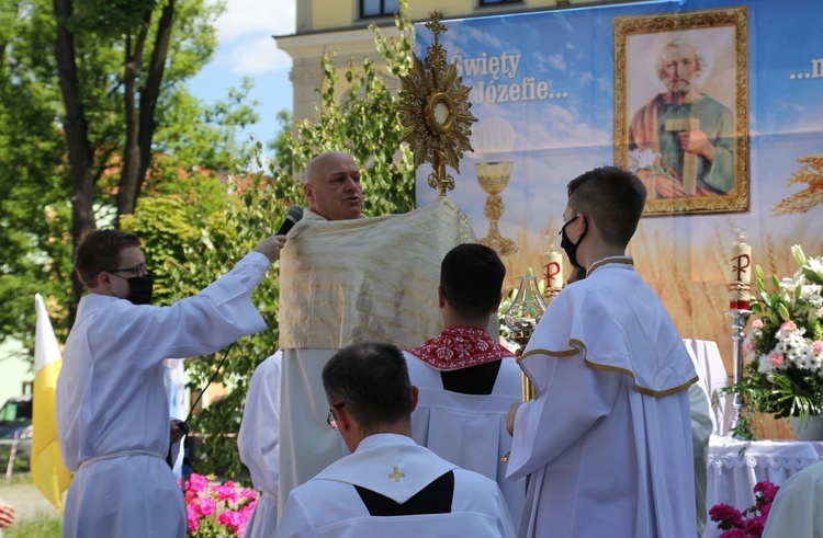 Najświętszy Sakrament przy ołatrzu przygotowanym przez starostwo powiatowe.