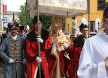 Asystę przy kapłanach niosących Najświętszy Sakrament pełnili panowie w strojach szlacheckich.