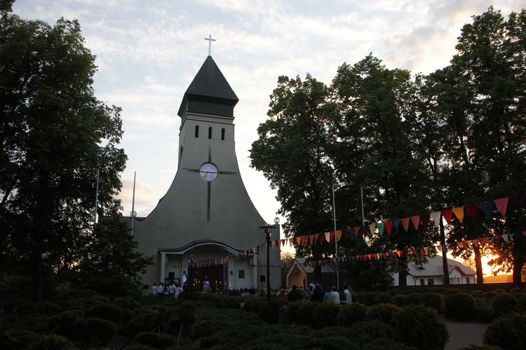 Uwielbienie w Wysokienicach. Boże Ciało