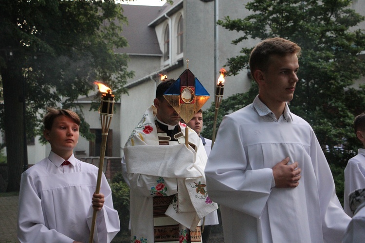 Uwielbienie w Wysokienicach. Boże Ciało