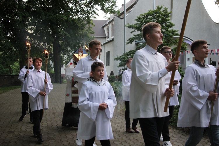 Uwielbienie w Wysokienicach. Boże Ciało