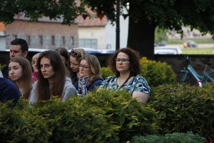 Uwielbienie w Wysokienicach. Boże Ciało