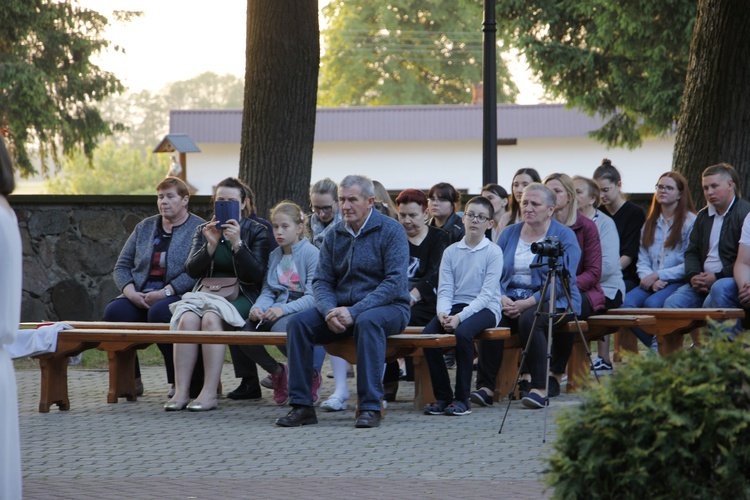 Uwielbienie w Wysokienicach. Boże Ciało