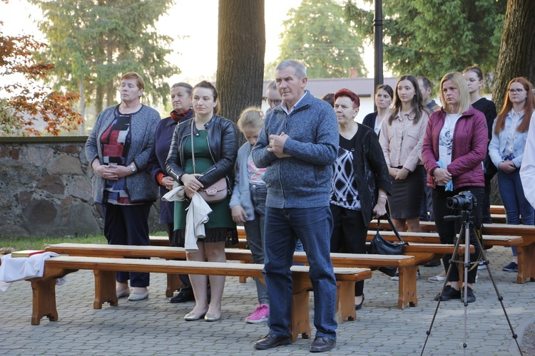 Uwielbienie w Wysokienicach. Boże Ciało