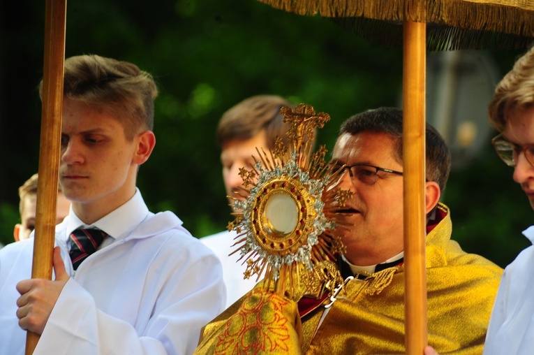 Procesja eucharystyczna w parafii Świętego Krzyża w Krakowie 2021